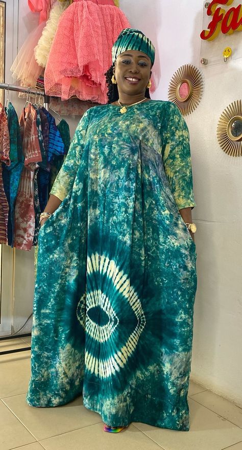 Caftan en crêpe adire - Etsy France Boubou Styles For Women, Lace Dress Classy, Kaftan Styles, Bubu Gown Styles, Nigerian Dress, Stylish Maxi Dress, Kaftan Designs, Ankara Gown Styles, African Wear Dresses