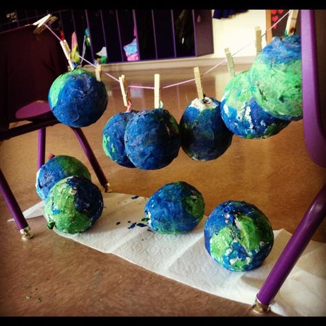 Sun Paper Mache, Paper Mache World, Paper Mache Earth, Paper Mache Planets, Art Homeschool, All The Planets, Earth Sun And Moon, Paper Mesh, Tissue Paper Art