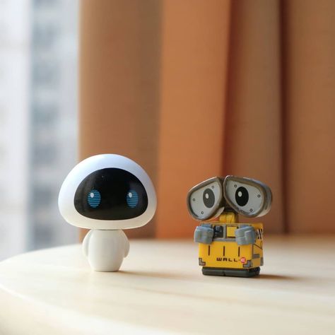 Walle And Eve, Wall E And Eve, Disney Minimalist, Wall E Eve, Up Disney, Clay Moulding, Sea Glass Crafts, Clay Wall, Cute Polymer Clay