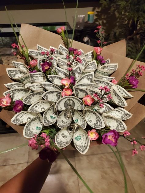 Surprise Gift Box Ideas Quinceanera, Graduation Money Bouquet, Money Bouquets, Graduation Leis Diy Ribbons, Bouquet Business, Money Lei Diy, Flower Money, Graduation Leis Diy, Graduation Money Gifts