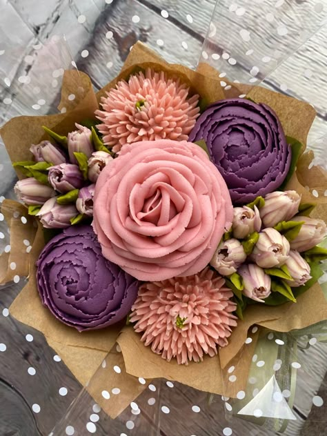 Purple Flower Cupcake Bouquet, Cupcake Bouquet Packaging, Mothers Day Cupcake Bouquet, Flower Bouquet Cupcakes, Cupcake Floral, Cupcakes Bouquet, Bouquet Cupcakes, Cupcake Arrangements, Cupcake Flower Bouquets