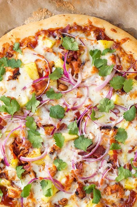 Hawaiian Bbq Chicken, Bbq Chicken Pizza Recipe, Creative Pizza, Chicken Pizza Recipes, Hawaiian Bbq, Calzone Pizza, Bbq Chicken Pizza, Pizza Recipes Homemade, Flatbread Pizza