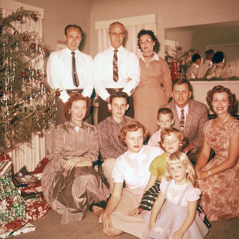 Vintage Christmas---back when we used to get all "gussied up" . Christmas Family Photo Ideas, Christmas Pictures Vintage, Christmas Photograph, Vintage Christmas Photos, Family Photo Ideas, Ghost Of Christmas Past, 1950s Christmas, Family Christmas Pictures, Mid Century Christmas