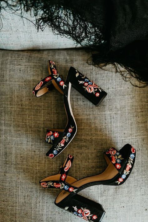 black velvet platform sandals with block heels and colorful floral embroidery all over for a boho festival wedding Mexican Style Clothing, Outfit Mexicano, Quinceanera Shoes, Mexican Inspired Wedding, Boho Wedding Shoes, Edgy Bridal, Boda Mexicana, Estilo Hippie, Fort Worth Wedding