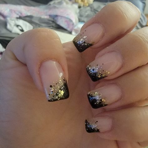 New years nails with black and gold Black Gold Dip Nails, Black And Gold Sns Nails, Black And Gold Holiday Nails, Short Black And Gold Nails Ideas, Black Gold Ombre Nails, Champagne And Black Nails, Gold And Black Acrylic Nails, Black Nails With Gold Design, Gold And Black Nails Acrylics