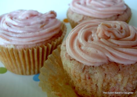 Strawberry Rhubarb Cupcakes Rhubarb Cupcakes, Cupcake Shop, Piggly Wiggly, Food Contest, Rhubarb Recipes, Strawberry Cupcakes, Strawberry Rhubarb, Yummy Cupcakes, Sweet Cakes