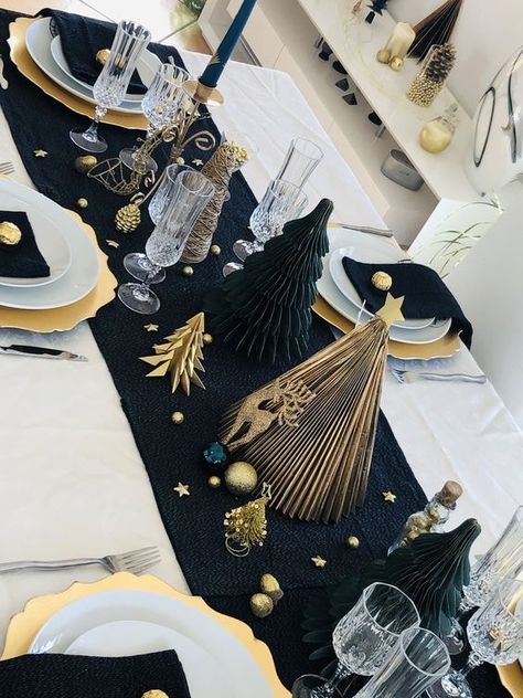 Christmas Table Decorations Black Gold, Black White And Gold Christmas Table, Christmas Table Settings Boho, Table Nouvel An Decoration, New Year’s Eve Table Decor, Christmas Table Decorations Black, Black And White Christmas Table Decor, Black Christmas Table Setting, Black And Gold Christmas Table