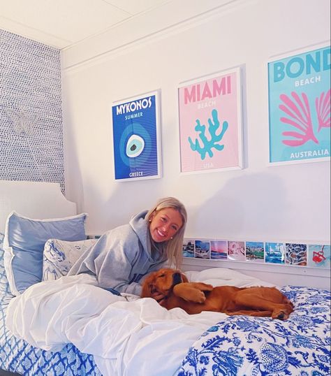 #preppy #bedroom #bedroominspo #trendy #aesthetic #blue #notmypicture #credit Dorm Room Aesthetic Minimalist, Ucla Dorm, Modern Cozy Home, London Room, White Dorm Room, Pretty Dorm Room, Dorm Room Aesthetic, Sorority Room, Dorm Themes