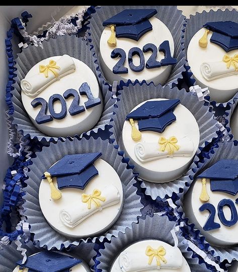 Graduation Oreos, Graduation Cupcakes 2024, Graduation Deserts, Graduation Sweets, Graduation Chocolate, Covered Oreo Cookies, Graduation Party Desserts, Graduation Treats, Graduation Desserts