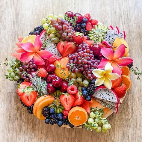 Fruit Platters Ideas, Fruit Only Charcuterie Board, Charcuterie Board With Fruit And Cheese, Beach Theme Fruit Display, Fruit Chacuritie Board Ideas, Hawaiian Cheese Board, Cherqutery Board Ideas, Fruit Graze Board, Tropical Fruit Board