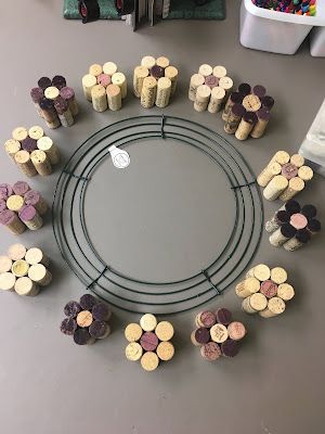 Wine Cork Flower Pot, Cork Heart Diy, Camping Wreath Ideas, Wine Cork Wreaths Diy How To Make, Galentines 2023, Cork Wreath Diy, Wine Wreath, Gardening Clothes, Cork Garland