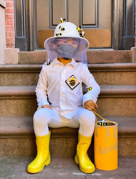 Bee Costume Diy, Beekeeper Costume, School Bus Crafts, Bus Crafts, Bee Costume, Halloween Express, Wine Cork Crafts, Costume Diy, Theme Halloween