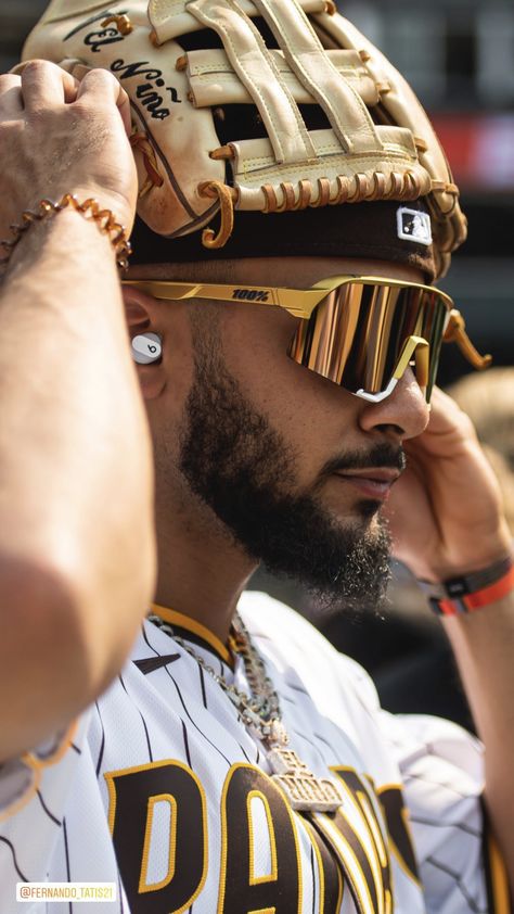 Takuache Outfits Guys, Mlb Baseball Players, Boys Aesthetic Outfits, Hot Baseball Players, San Diego Padres Baseball, La Dodgers Baseball, Baseball Wallpaper, Padres Baseball, Baseball Photography