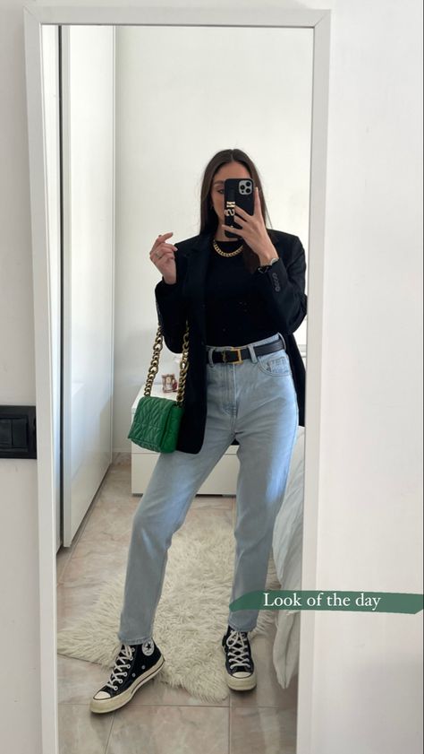 Basic look ysl belt green bag converse chuck taylor mom fit look black blazer look Green Bag Outfit Winter, Ysl Belt Outfit Women, Green Bag Outfit Ideas, Ysl Belt Outfit, Ss23 Outfit, Green Bag Outfit, Black Denim Outfit, Corporate Outfit, Blazer Look