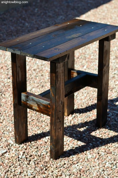 Diy Pallet End Table Easy, Diy Pallet Side Table Easy, Small Table Diy Wood, 2x4 End Table Diy, Small Outdoor Side Table Diy, Diy Nightstand Ideas Easy, Homemade Tables Wood, Diy Porch Table, Pallet End Tables