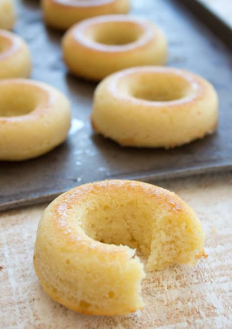 These keto donuts taste just like the real thing, just without all the sugar and carbs! You only need 7 ingredients and 20 minutes of your time to make this easy low carb dessert! Simply roll them in sweetener, or make a quick glaze. You'll be amazed how much they taste like regular donuts. #ketodonuts #lowcarbdonuts #sugarfreedonuts Sugar Free Donuts, Low Carb Donut, Keto Donuts, Healthy Donuts, Postre Keto, Keto Pancakes, Recipes Book, Sugar Free Low Carb, Keto Cake