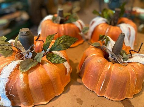 Bundt Pan Upcycle Repurposed, Bundt Pan Diy Decor, Bundt Cake Pan Pumpkins, Upcycle Bundt Pan, Bundt Pan Pumpkin Diy, Bundt Pan Christmas Crafts, Pumpkins Made From Bundt Pans, Bundt Pan Repurpose Upcycling, Old Bundt Pan Ideas