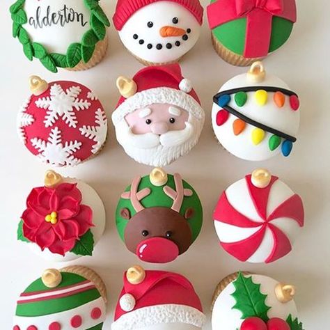 These are such cute Christmas cupcakes! Photo credit to @ktcakesbakeshop #cupcakes #christmascupcakes #falalalala #christmascountdown #baking #baker #talent #kitchenaidmixer #cute #followme #bestfollowers #photooftheday Christmas Desserts Ideas, Christmas Cupcake Toppers, Desserts Ideas, Christmas Cake Pops, Gourmet Cupcakes, Christmas Cake Decorations, Beach Wedding Cake, Xmas Cake, Fondant Cupcakes