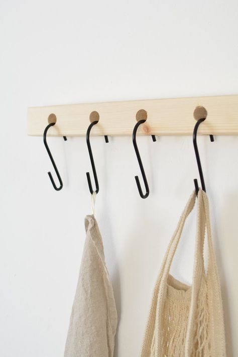 simple do-it-yourself S-hook shelf for extra storage in small spaces like bathrooms, kitchens or closets... Garderobe Design, Easy Shelves, Diy Storage Shelves, Diy Hooks, Diy Muebles Ideas, Shelf With Hooks, Modern Farmhouse Diy, Diy Regal, Diy Rangement