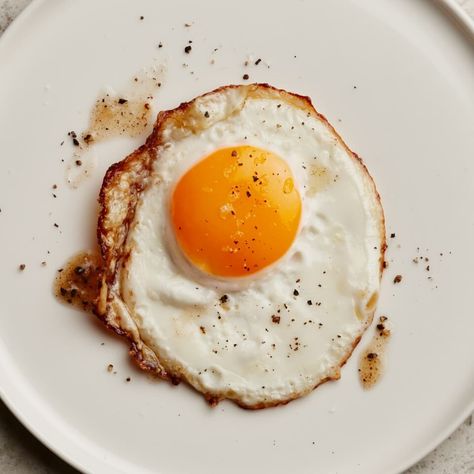 Perfect Fried Eggs Crispy Fried Egg, Fried Egg Photography, Egg Breakfast Aesthetic, Fried Egg Aesthetic, Hogwarts Food, Egg Aesthetic, Eggs Aesthetic, Eggs Photography, Brunch Egg Dishes