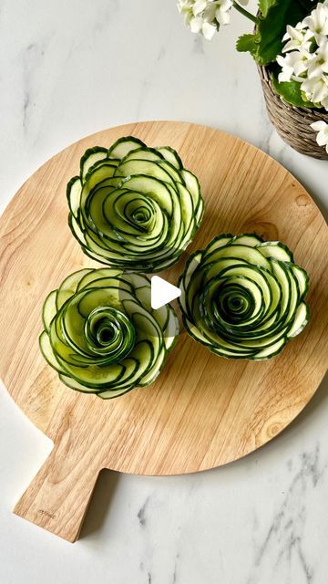 704K likes, 1,384 comments - inspo_by_rio_ le  August 17, 2022: "How to make cucumber roses💚 So many of you are wondering how I made the cucumber rose for my..." Cucumber Roses How To Make, Cucumber Rose, Chacuterie Board, Charcuterie Appetizers, Charcuterie Board Meats, Charcuterie Ideas, Catering Trays, Peaceful Evening, Fruit Trays