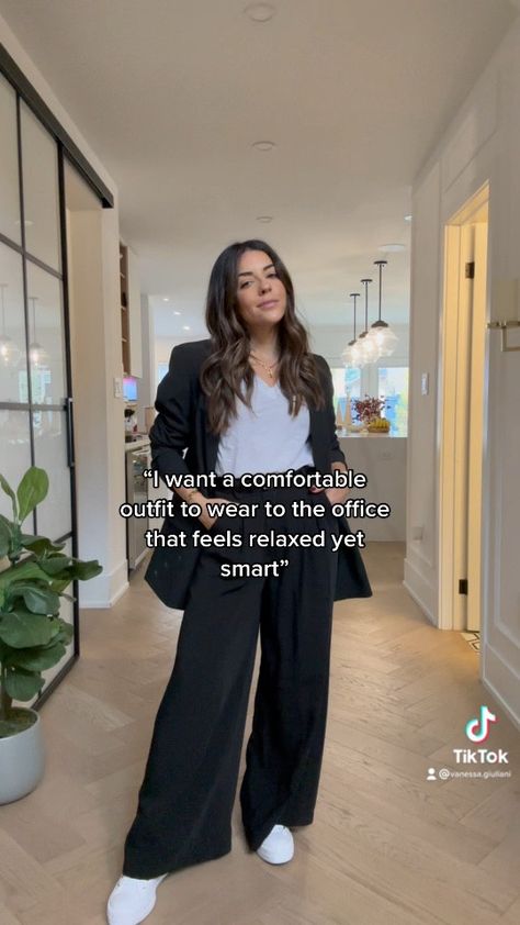 Relaxed Blazer Women, Wide Leg Pants Blazer Outfit, Black Wide Leg Pants And Blazer Outfit, Wide Leg Pants And Blazer Outfit, Wide Leg Pants With Blazer, Relaxed Blazer Outfit, Blazer With Tshirt, Blazer And Wide Leg Pants, Relaxed Outfit