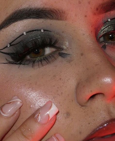 Punk Rock Eye Makeup, Prom Makeup Graphic Liner, Rock Festival Makeup, Emo Eyeliner Looks, Grunge Eye Makeup 90s, 80s Punk Makeup, Rock Concert Makeup, Rockstar Makeup, Emo Eyeliner