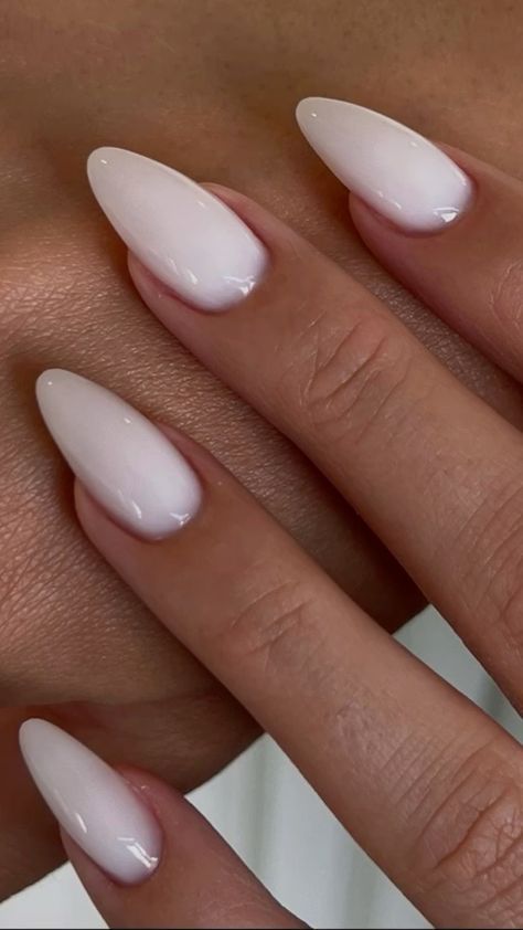 It Girl Nails Aesthetic, Clean Nails Aesthetic Design, Badem Nokti, Coconut Milk Nails, American White Nails, Almond White Nails Design, Almond Nails White Design, Nails Soft White, Almond White Nails