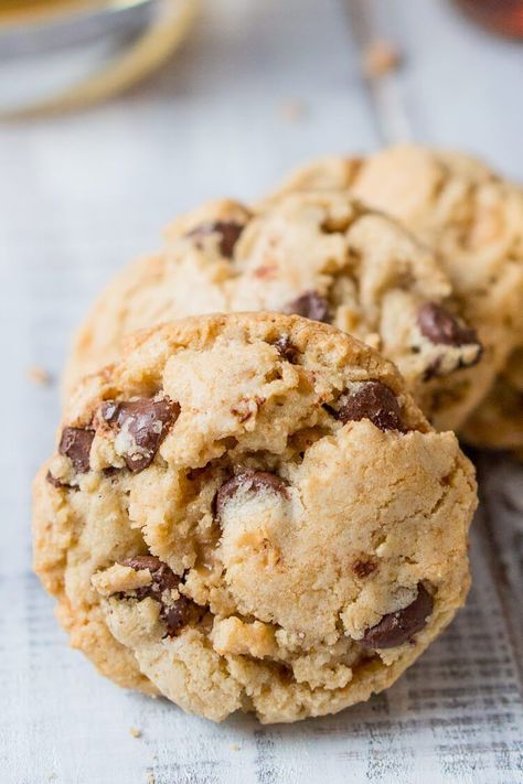 Bourbon Toffee Brown Butter Chocolate Chip Cookies Bourbon Cookies Recipe, Bourbon Toffee, Brown Butter Bourbon, Bourbon Cookies, Cheesecake Cream, Desserts Cheesecake, Muffins Chocolate, Food Dinners, Brown Butter Chocolate Chip