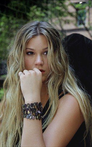 Joss Stone Nick Jonas Smile, Joss Stone, Stone Wallpaper, Crocodile Skin, Mind Body And Soul, Hollywood Celebrities, Long Curly Hair, Female Singers, Body And Soul