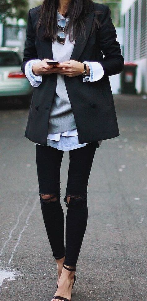 Ripped jeans paired with a sweatshirt layered under a classic blazer Minimalisticky Chic, Walking Down The Street, Mode Casual, Looks Street Style, Work Style, Outfit Trends, Layering Outfits, Business Outfit, Looks Style