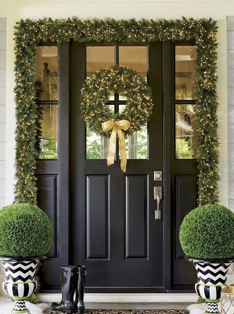 Front Door Christmas Decorations, Porch Decorations, Door Entry, Porte Decorate, Christmas Front Doors, Christmas Front Porch, Christmas Porch Decor, Diy Christmas Decorations Easy, Front Porch Christmas Decor