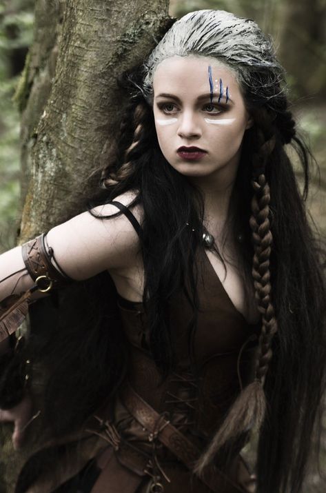 Hairstyle only Celtic Makeup, Female Warrior Costume, Warrior Makeup, Viking Halloween Costume, Viking Makeup, Viking Hairstyles, Viking People, Viking Warrior Woman, Female Warrior Tattoo