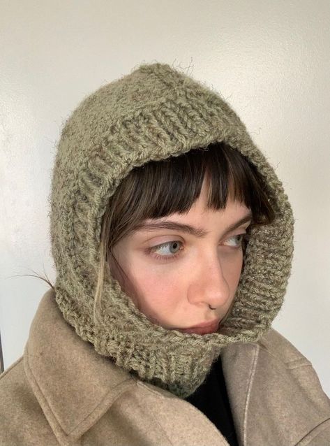 Hood Hats, Crochet Hood, Hood Hat, Knitted Balaclava, Diy Vetement, Cozy Winter Outfits, Kleidung Diy, Pistachio Green, Mode Inspo