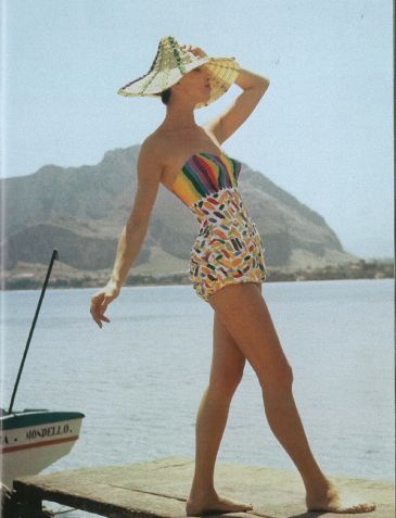 Emilio Pucci swimsuit design (what about that hat?!!) circa 1950s Pucci Swimsuit, Vintage Bathing Suit Patterns, Summer Vintage Outfits, Vestidos Pin Up, Trendy Swimwear Bikinis, Pucci Vintage, Vintage Swim, Retro Swimsuit, Best Swimwear