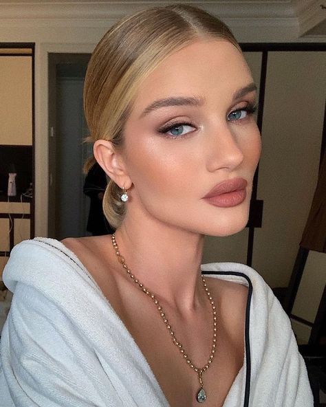 Rosie Huntington Whiteley Makeup, Bridal Makeup For Brown Eyes, Trucco Glam, Bronze Makeup Look, Makeup Contouring, Mallorca Wedding, Rosie Hw, Wedding Hairstyles And Makeup, Mekap Mata