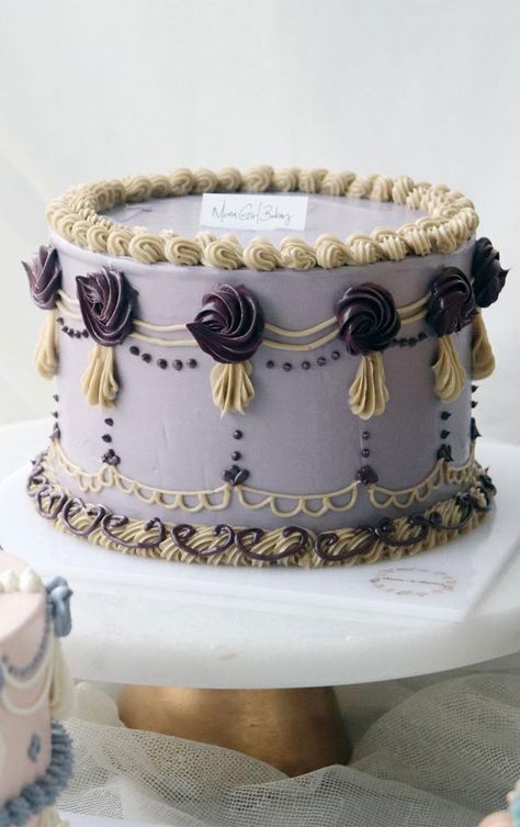 50 Vintage Inspired Lambeth Cakes That're So Trendy : Lavender & Purple Cake Vintage Cake Design, Heart Cake Designs, Vintage Cake Decorating, Lambeth Cake, Vintage Heart Cake, Ugly Cakes, Vintage Sweets, Purple Cake, Vintage Birthday Cakes