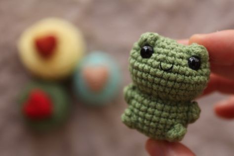 Mini Frog Amigurumi, Kawaii Crochet Keychain, Tiny Frog Crochet, Crochet Key Chains Free Pattern, Crochet Frog Tutorial, Mini Frog Crochet, Easiest Amigurumi, Amigurumi Frog Free Pattern, Amigurumi Keychain Pattern