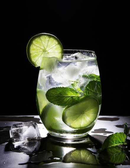 Green Drink Photography, Mojito Photography, Grenadine Cocktail, Gin Based Cocktails, Cocktail Photography, Drink Photo, Food Photography Inspiration, Fruit Photography, Food Drink Photography