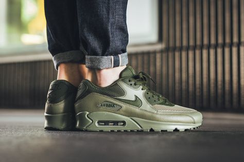 The Nike Air Max 90 Essential Receives a Trooper/Legion Green Colorway Nike Air Max 90 Green, Green Outfit Men, Air Max 90 Green, Nike Free Runners, Nike Dresses, Nike Shoes For Sale, Cheap Nike Air Max, Tenis Nike, Nike Classic