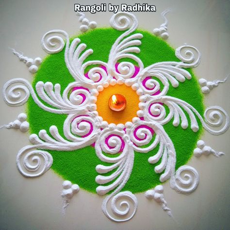 Easy Rangoli Designs Tiny Rangoli Designs, Big Easy Rangoli Designs, Easy Sanskar Bharti Rangoli, Simple Small Rangoli Designs, Rangoli Designs Sanskar Bharti, Colour Rangoli Designs, Round Rangoli, Artistic Rangoli, Floral Painting Videos