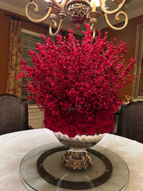 Christmas Arrangements Centerpieces, Amaryllis Christmas, Top Table Flowers, Hiasan Natal, Christmas Floral Designs, Grinch Decorations, Southern Christmas, Christmas Open House, Christmas Wreaths & Garlands