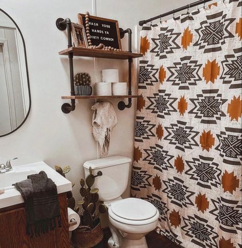 Small Modern House Decor Ideas, Minimalist Ranch House Decor, Punchy Western Living Room, Western Boho Laundry Room Ideas, Ranch Style Bathroom Decor, Black And Rust Home Decor, Ranch Style Apartment, Western Home Decor Apartment, Western Boho Decor Ideas