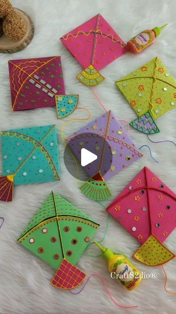 Diy Kite Craft, Shagun Envelopes Diy, Indian Handmade Crafts, Diy Crafts For Weddings Decorations, Diy Festive Decor, Diy Shagun Envelopes, Colourful Paper Craft, Kite Decoration Ideas For School, Craft Out Of Waste Creative