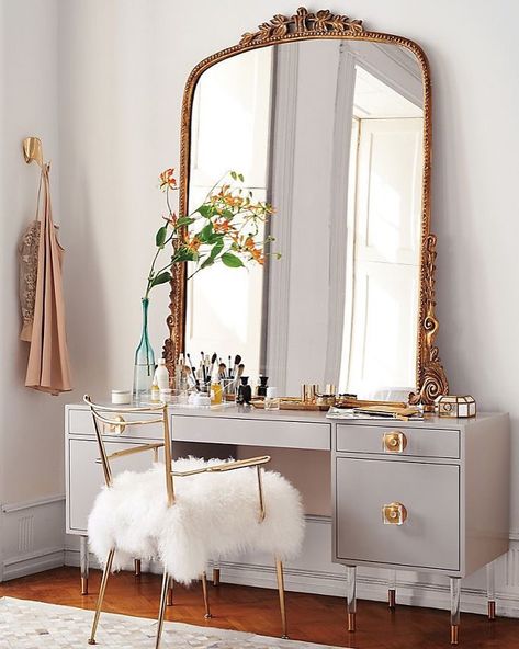 Anthropologie Europe on Instagram: “Step 1: Add The Gleaming Primrose Mirror to dressing tables. Step 2: Marvel in its magnificence ✨ (link in profile to shop)” Makeup Table Vanity, Vanity Room, Modern Vintage Decor, Makeup Rooms, Bedroom Vanity, Vintage Bedroom, Makeup Table, Vanity Decor, Bedroom Mirror