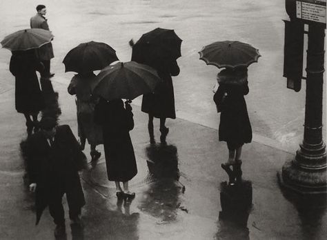 Street Photography Paris, Andre Kertesz, Under The Rain, Paris Pictures, Paris Photo, Ex Machina, Paris Street, Vintage Pictures, In The Rain