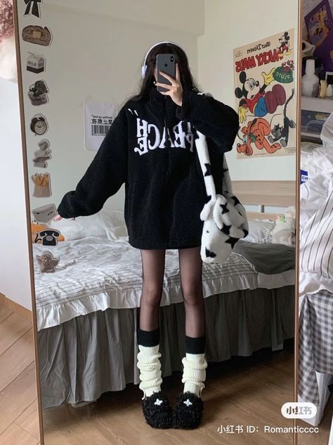 White Y2k Outfit, Leg Warmers Outfit Aesthetic, Outfits With Knee High Socks, Flare Leg Warmers, Winter Fits Aesthetic, Legwarmers Outfit, Black And White Y2k, Arm Warmers Outfit, Leg Warmer Outfits