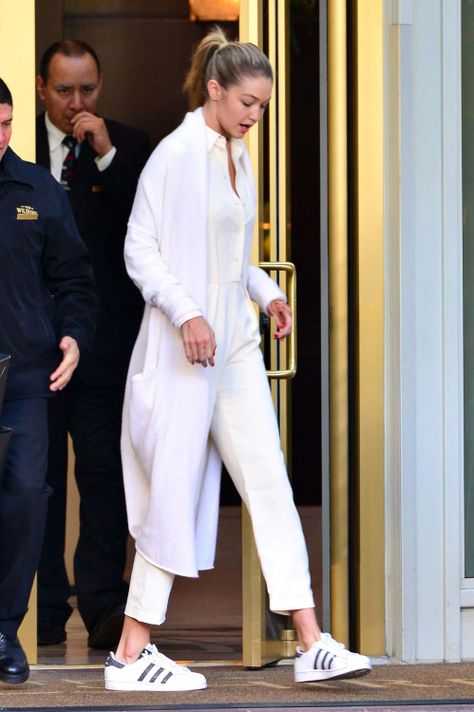 Gigi Hadid looked so stylish in an all white outfit and Adidas Superstars. Adidas Superstar Outfit, Superstar Outfit, Looks Adidas, Gigi Hadid Street Style, Gigi Hadid Looks, Gigi Style, Gigi Hadid Outfits, Look Adidas, Gigi Hadid Style