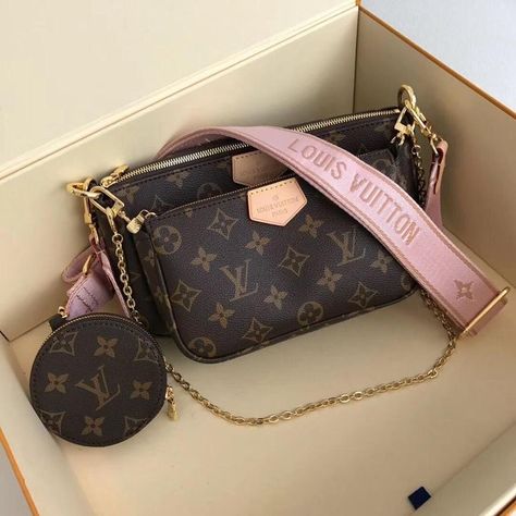 Pinterest: @TRUUBEAUTYS 💧 #PinterestTruubeautys. Louis Vuitton Bag Outfit, Lv Multi Pochette, Louis Vuitton Multi Pochette, Luxury Bags Collection, نظارات شمسية, Girly Bags, Lv Bags, Luxury Purses, Fancy Bags