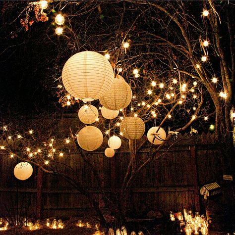 Brighten your backyard tea party for those warm summer nights with these fantastic lanterns! Backyard Lighting Diy, Deco Champetre, Backyard Lighting, Backyard Party, Summer Diy, Outdoor Party, Paper Lanterns, Landscape Lighting, Diy Lighting